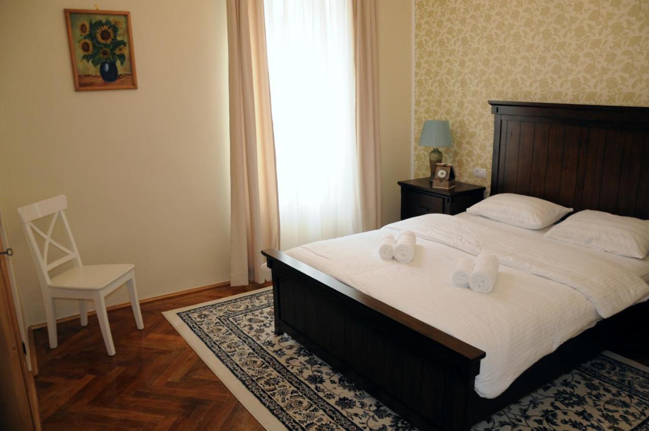 Black Gate - 2 Bedroom Apartment In The Heart Of Old Town With Free Private Secured Parking Брашов Екстер'єр фото